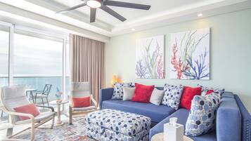 Condo, varias camas, balcón, vista al océano (Encantame Towers Verano 802) | Área de sala de estar | Televisión de pantalla plana de 42 pulgadas con canales digitales