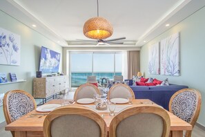 Condo, varias camas, balcón, vista al océano (Encantame Towers Verano 802) | 2 habitaciones, decoración personalizada y muebles diferentes