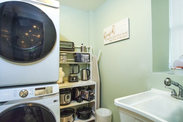 Condo, varias camas, balcón, vista al océano (Encantame Towers Verano 802) | Lavandería