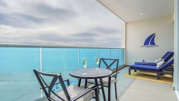 Condo, nhiều giường, ban công, quang cảnh biển (Encantame Towers Verano 802) | Khu ẩm thực ngoài trời