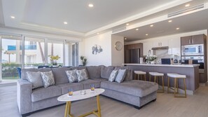 公寓客房, 多張床, 露台, 海景 (Encantame Towers Verano 105) | 客廳 | 42 吋平面電視連數碼電視頻道