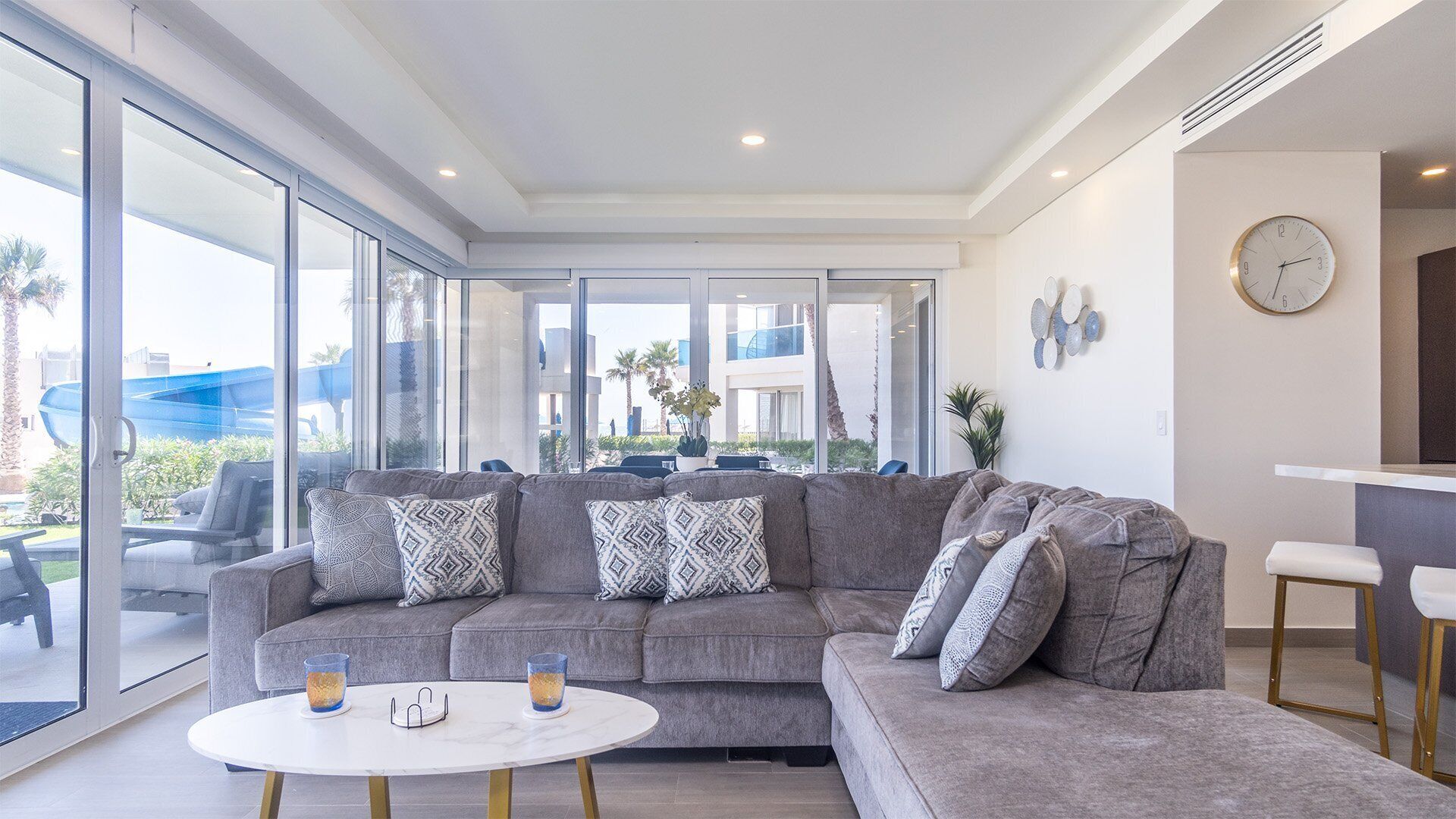 Lejlighed - flere senge - balkon - havudsigt (Encantame Towers Verano 105) | Opholdsområde | 42-tommers fladskærms-tv med digitale kanaler