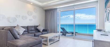 Leilighet, flere senger, balkong, havutsikt (Encantame Towers Viento 604) | Oppholdsområde | En 42-tommers Flatskjerm-TV med digitale kanaler