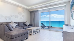 Huoneisto, useita sänkyjä, parveke, valtamerinäköala (Encantame Towers Viento 604) | Oleskelualue | 42–tuumainen taulutelevisio, jossa digitaalikanavat