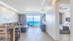 Ein modernes Hotelzimmer mit Balkon, Essbereich und Bett.