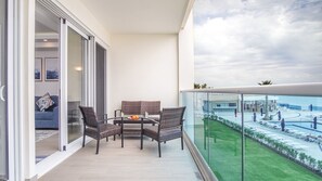 Condo, 1 Katil Raja (King) dengan Katil Sofa, Balcony, Ocean View (Encantame Towers Velero 203) | Tempat makan luar