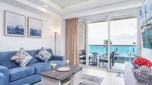 Condo, 1 Katil Raja (King) dengan Katil Sofa, Balcony, Ocean View (Encantame Towers Velero 203) | Ruang tamu | 42 inci televisyen skrin rata dengan digital