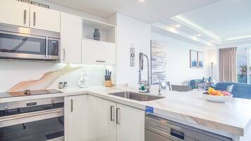 Condo, 1 cama King size y sofá cama, balcón, vista al océano (Encantame Towers Velero 203) | Cocina privada | Comedor