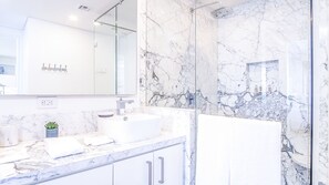 Appartamento, 1 letto king con divano letto, balcone, vista oceano (Encantame Towers Velero 203) | Bagno | Asciugamani