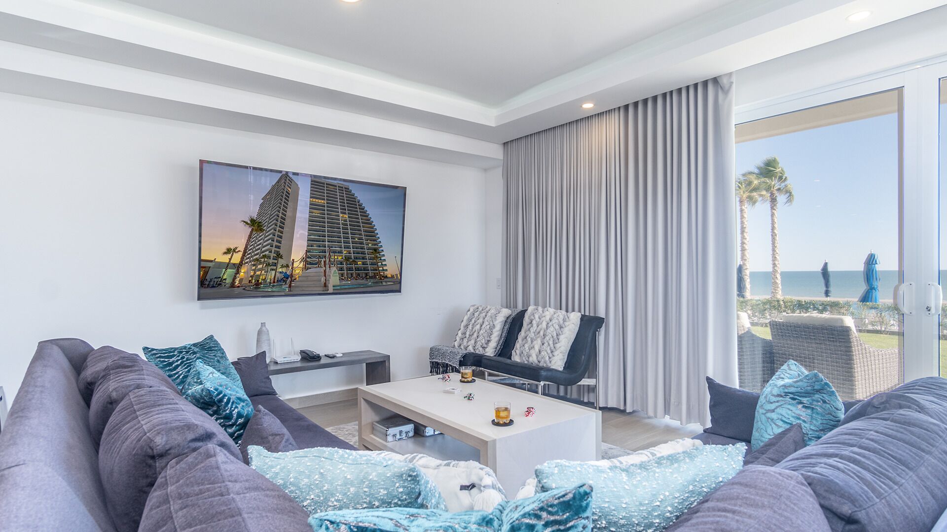 Apartment, Mehrere Betten, Balkon, Meerblick (Encantame Towers Velero 101) | Wohnbereich | 42-Zoll-Flachbildfernseher mit Digitalempfang