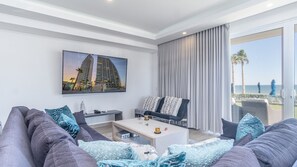 Leilighet, flere senger, balkong, havutsikt (Encantame Towers Velero 101) | Oppholdsområde | En 42-tommers Flatskjerm-TV med digitale kanaler