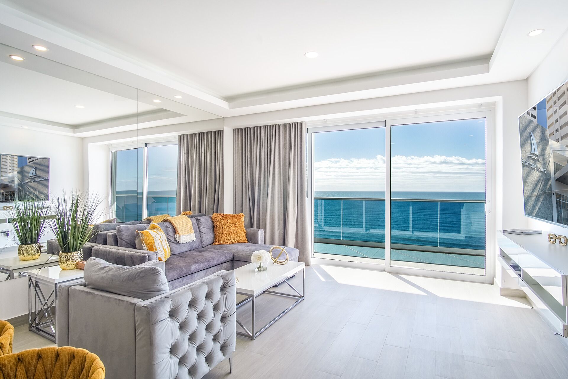 Condo, varias camas, balcón, vista al océano (Encantame Towers Velero 904) | Área de sala de estar | Televisión de pantalla plana de 42 pulgadas con canales digitales 