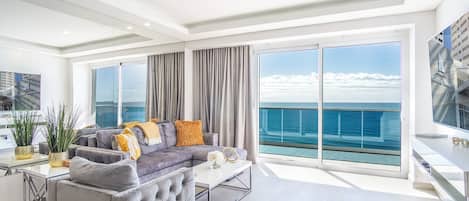 Condo, varias camas, balcón, vista al océano (Encantame Towers Velero 904) | Área de sala de estar | Televisión de pantalla plana de 42 pulgadas con canales digitales