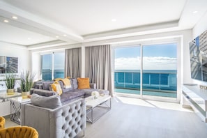 Huoneisto, useita sänkyjä, parveke, valtamerinäköala (Encantame Towers Velero 904) | Oleskelualue | 42–tuumainen taulutelevisio, jossa digitaalikanavat