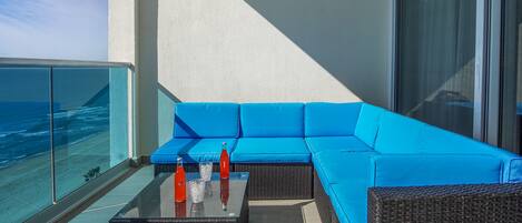 Condo, nhiều giường, ban công, quang cảnh biển (Encantame Towers Velero 904) | Hiên