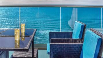 Huoneisto, useita sänkyjä, parveke, valtamerinäköala (Encantame Towers Velero 904) | Ulkoruokailutilat