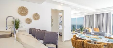 Appartement, Meerdere bedden, balkon, uitzicht op zee (Encantame Towers Velero 904) | Privékeuken | Een eettafel