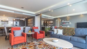 คอนโด, หลายเตียง, ระเบียง, วิวทะเล (Encantame Towers Verano 1704) | บริเวณนั่งเล่น | ทีวีจอแบน 42 นิ้ว พร้อมช่องดิจิตอล