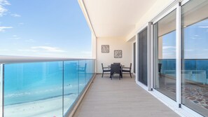 Appart'hôtel, plusieurs lits, balcon, vue océan (Encantame Towers Verano 1704) | Vue de la chambre