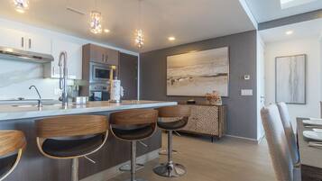 Condo, varias camas, balcón, vista al océano (Encantame Towers Verano 1704) | Cocina privada