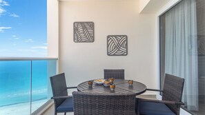 Appartamento, letti multipli, balcone, vista oceano (Encantame Towers Verano 1704) | Ristorazione all'aperto