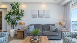 公寓客房, 多張床, 露台, 海景 (Encantame Towers Viento 1002) | 客廳 | 42 吋平面電視連數碼電視頻道