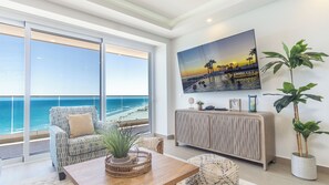Appartement, meerdere bedden, balkon, uitzicht op oceaan (Encantame Towers Viento 1002) | Woonruimte | Een 42-inch flatscreentelevisie met digitale zenders