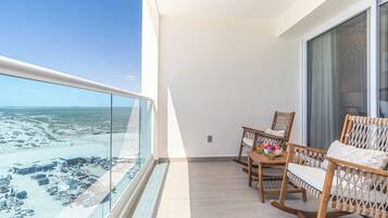 Condo, varias camas, balcón, vista al océano (Encantame Towers Viento 1002) | Vista desde la habitación