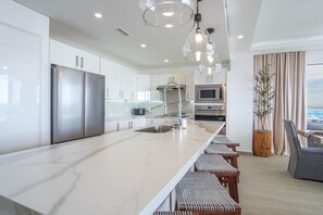 Huoneisto, useita sänkyjä, parveke, valtamerinäköala (Encantame Towers Verano 301) | Yksityinen keittiö | Ruokailupöytä