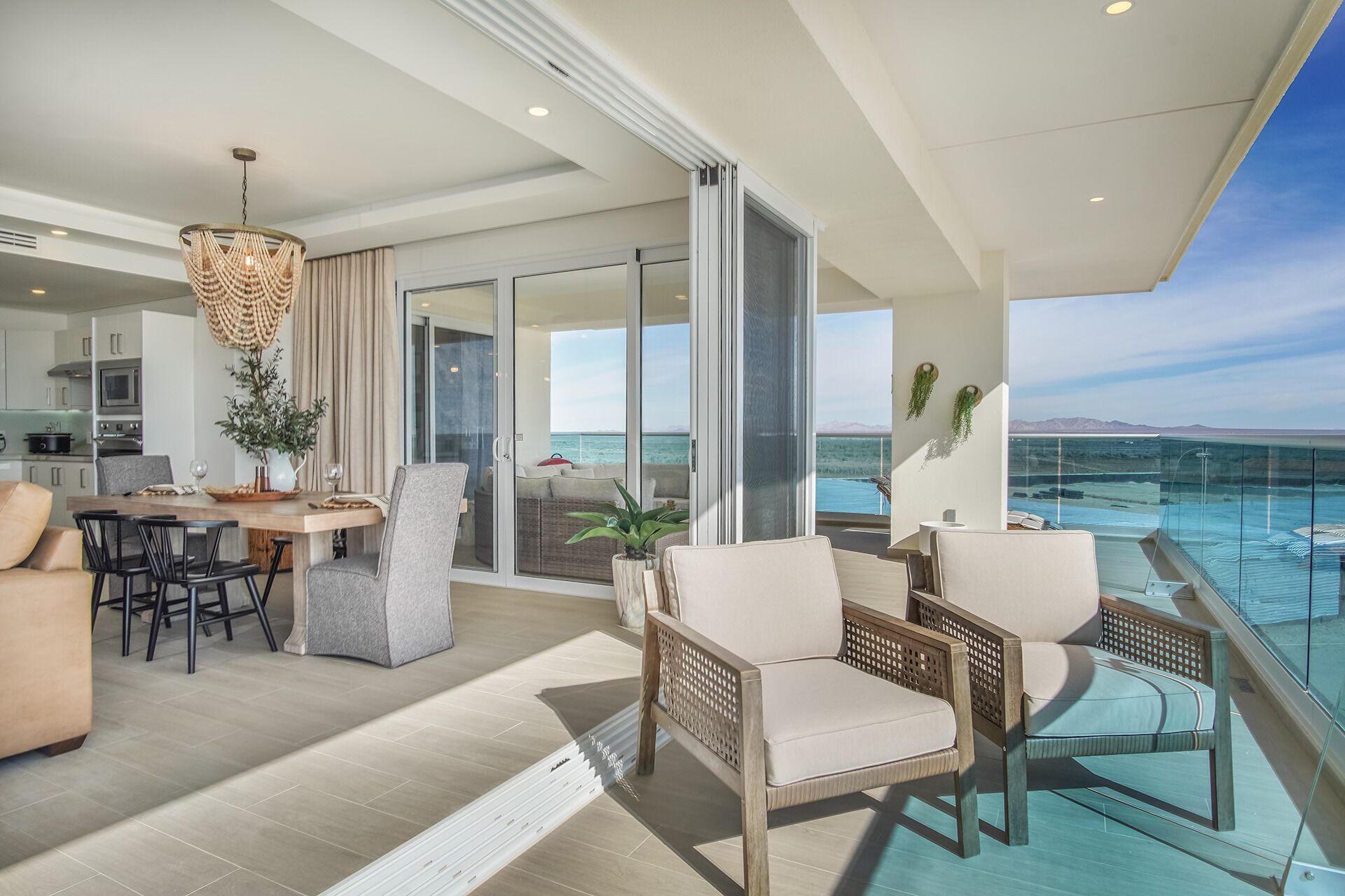 Huoneisto, useita sänkyjä, parveke, valtamerinäköala (Encantame Towers Verano 301) | Ulkoruokailutilat