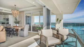 Huoneisto, useita sänkyjä, parveke, valtamerinäköala (Encantame Towers Verano 301) | Ulkoruokailutilat