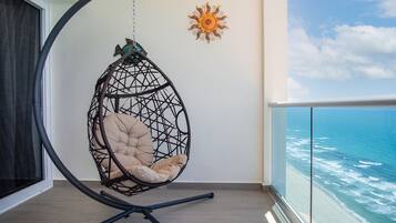 Condo, várias camas, sacada, vista para o oceano (Encantame Towers Velero 2102) | Vista do quarto