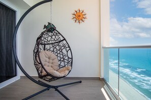 Condo, várias camas, sacada, vista para o oceano (Encantame Towers Velero 2102) | Vista do quarto