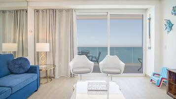 Condo, várias camas, sacada, vista para o oceano (Encantame Towers Velero 2102) | Área de estar | TV de tela plana 42 polegadas com canais digitais