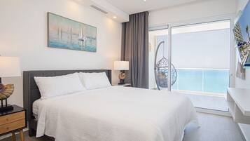 Condo, várias camas, sacada, vista para o oceano (Encantame Towers Velero 2102) | 2 quartos, individualmente decorados, individualmente mobiliados
