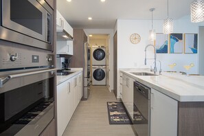 Condo, várias camas, sacada, vista para o oceano (Encantame Towers Velero 2102) | Cozinha privada