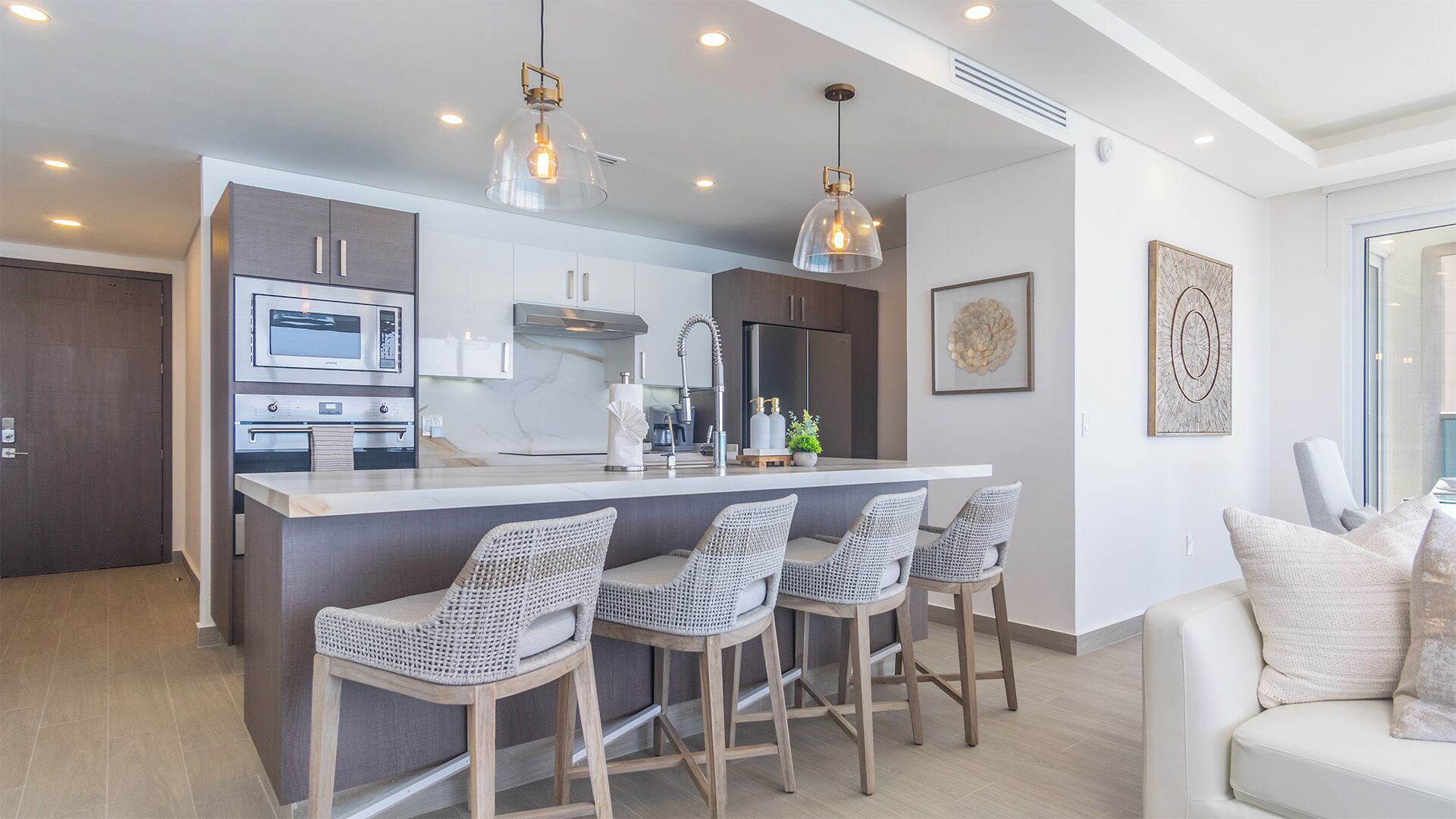 Condo, varias camas, balcón, vista al océano (Encantame Towers Viento 1905) | Cocina privada | Comedor 