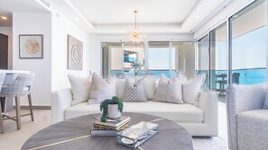 Condo, varias camas, balcón, vista al océano (Encantame Towers Viento 1905) | Área de sala de estar | Televisión de pantalla plana de 42 pulgadas con canales digitales 