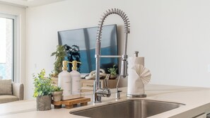 Condo, varias camas, balcón, vista al océano (Encantame Towers Viento 1905) | Interior