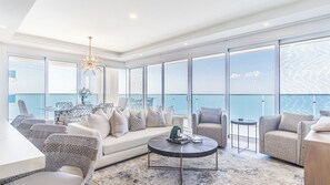 Condo, varias camas, balcón, vista al océano (Encantame Towers Viento 1905) | Área de sala de estar | Televisión de pantalla plana de 42 pulgadas con canales digitales