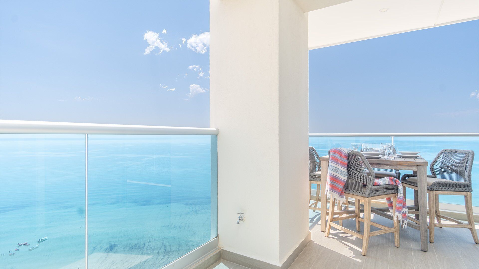 Condo, varias camas, balcón, vista al océano (Encantame Towers Viento 1905) | Restaurante al aire libre