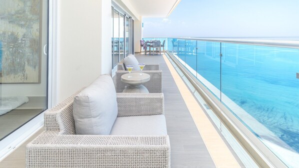 Condo, varias camas, balcón, vista al océano (Encantame Towers Viento 1905) | Vista desde la habitación