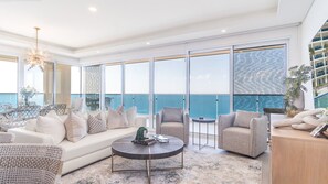 Kondominium, Beberapa Tempat Tidur, balkon, pemandangan samudra (Encantame Towers Viento 1905) | Area keluarga | Televisi layar datar 42-inci dengan saluran TV digital