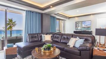 Condo, 1 giường cỡ king và sofa giường, ban công, quang cảnh biển (Encantame Towers Verano 203) | Khu phòng khách | TV màn hình phẳng 42-inch có truyền hình kỹ thuật số