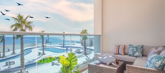 Stunning 1 Bedroom Condominium