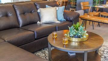 Kondominium, 1 Tempat Tidur King dengan tempat tidur Sofa, balkon (Encantame Towers Verano 203) | Area keluarga | Televisi layar datar 42-inci dengan saluran TV digital