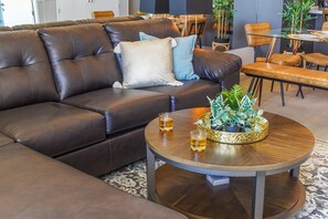 Appart'hôtel, 1 très grand lit et 1 canapé-lit, balcon, vue océan (Encantame Towers Verano 203) | Coin séjour