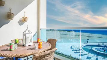 Kondominium, 1 Tempat Tidur King dengan tempat tidur Sofa, balkon (Encantame Towers Verano 203) | Tempat makan outdoor