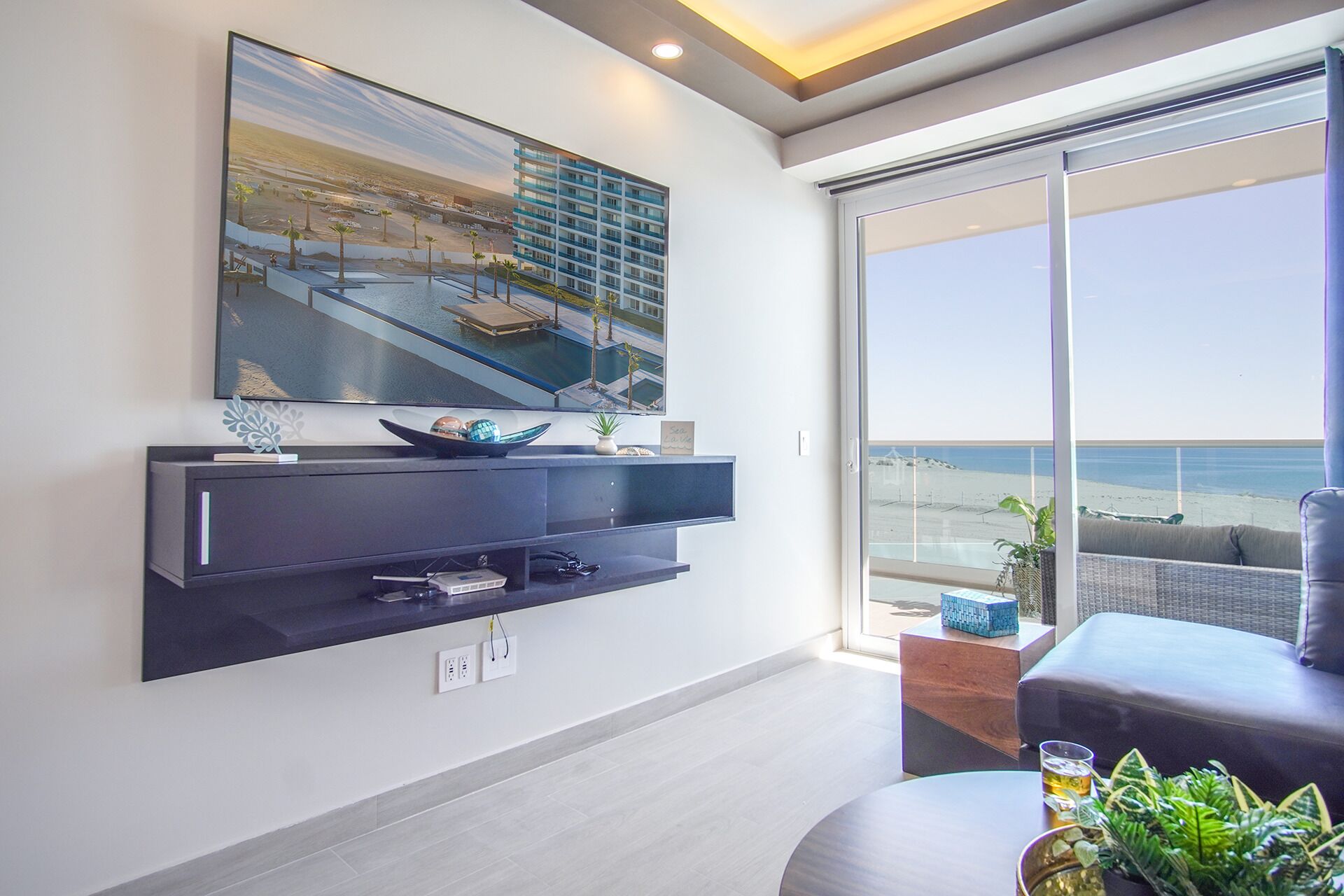 Condo, 1 cama King size y sofá cama, balcón, vista al océano (Encantame Towers Verano 203) | Área de sala de estar | Televisión de pantalla plana de 42 pulgadas con canales digitales 