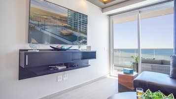 Appartement, 1 kingsize bed met slaapbank, balkon, uitzicht op oceaan (Encantame Towers Verano 203) | Woonruimte | Een 42-inch flatscreentelevisie met digitale zenders